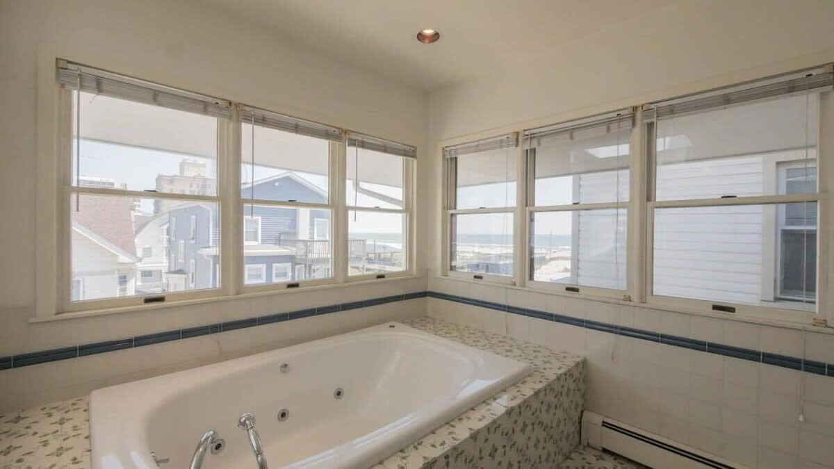 4 000 Sqft Beach Block Oasis - 5 Bedroom *